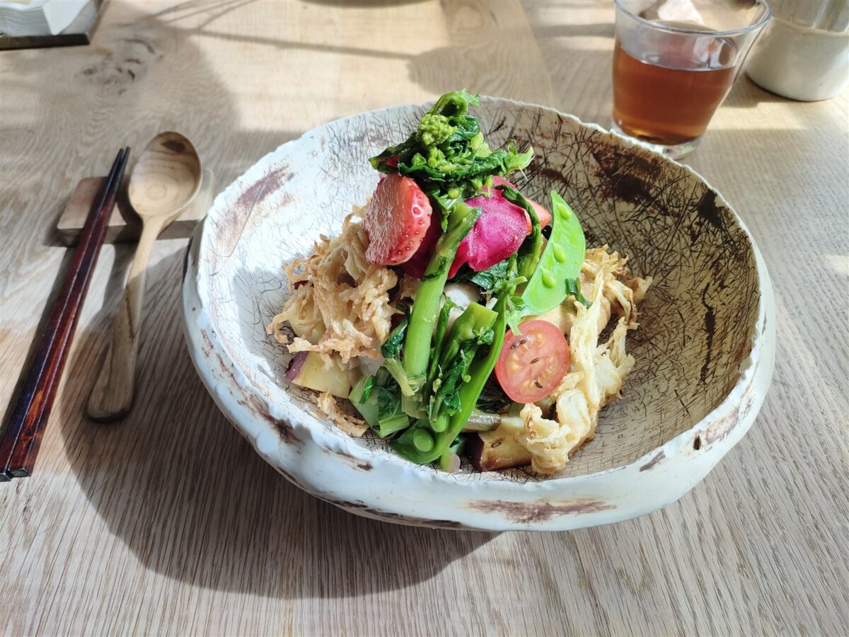色とりどりの野菜がのったちらし寿司