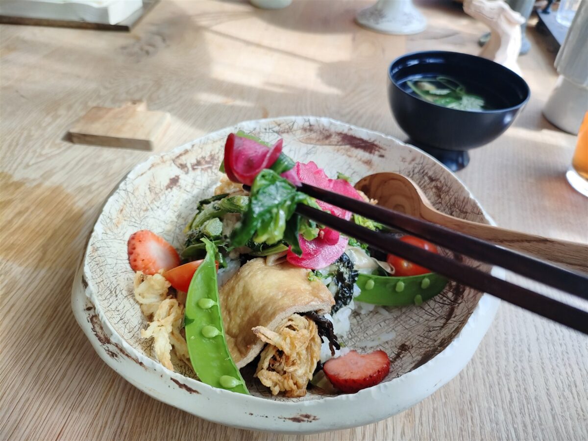 お箸をのばしたちらし寿司のアップ