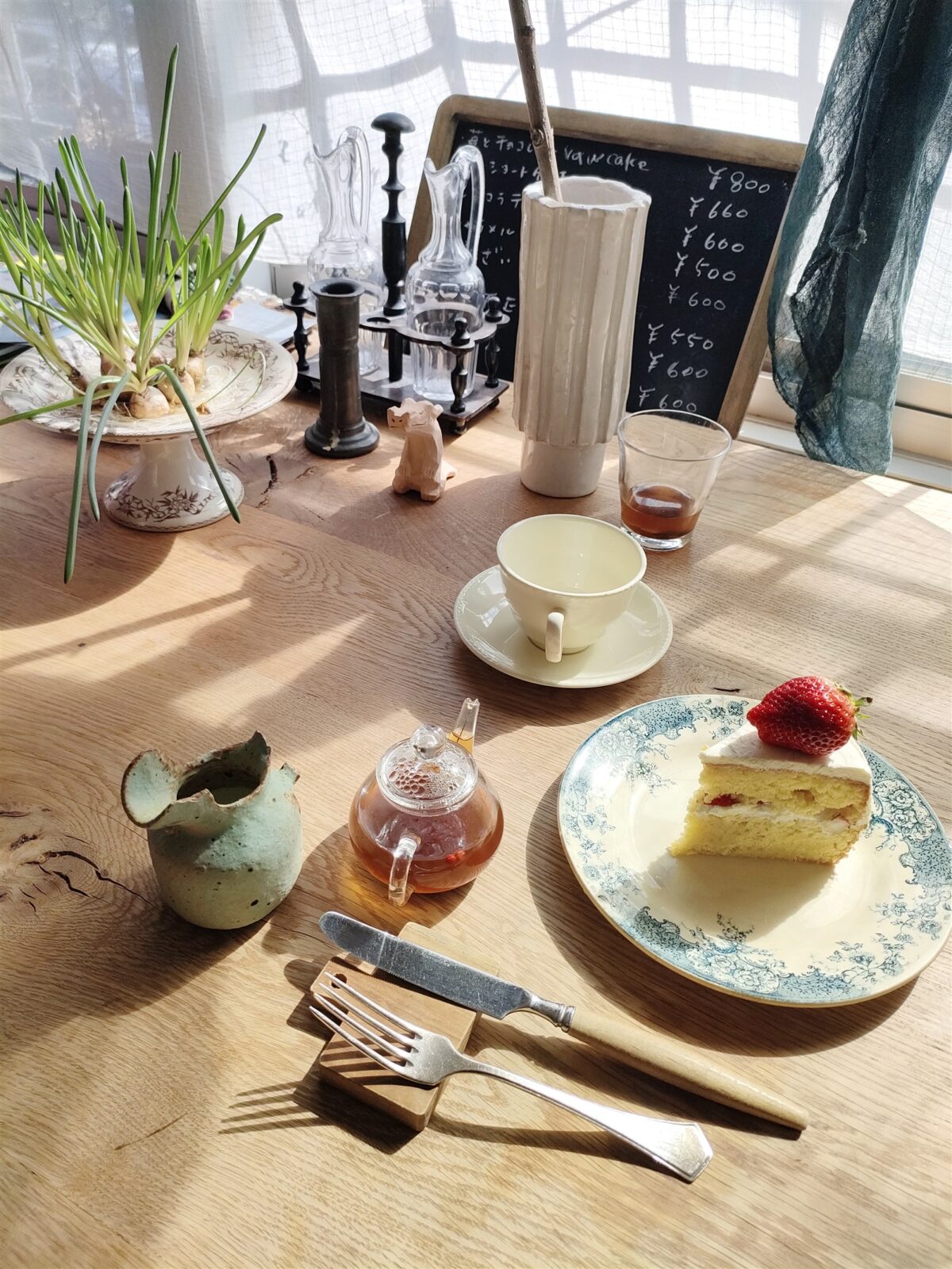 日差しの入る窓辺のショートケーキとチャイ
