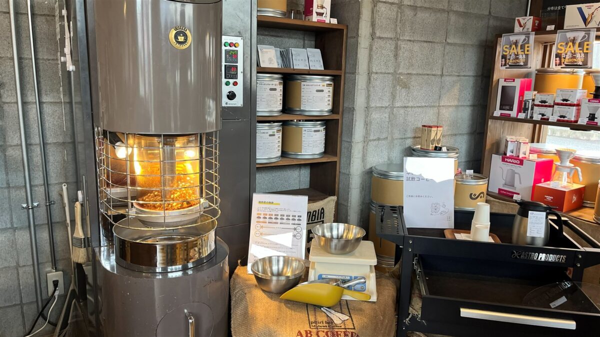 店内に置かれた大きな焙煎機