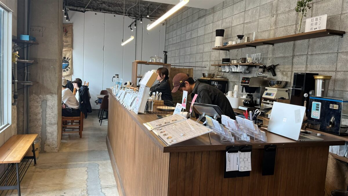 横に長い店内とカウンター