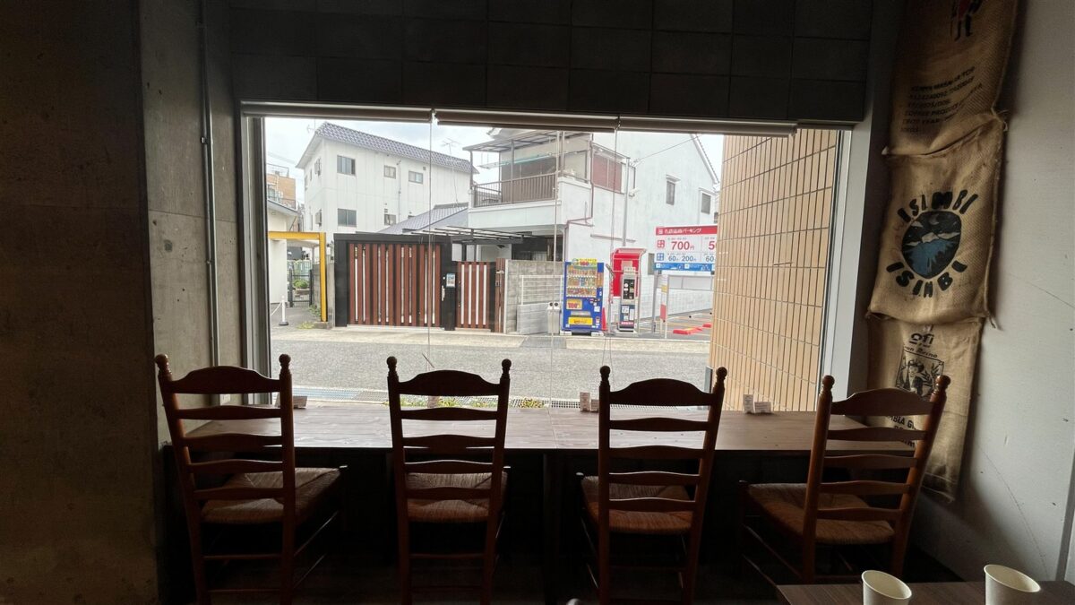 大きな窓から街並みが見えるカウンター席