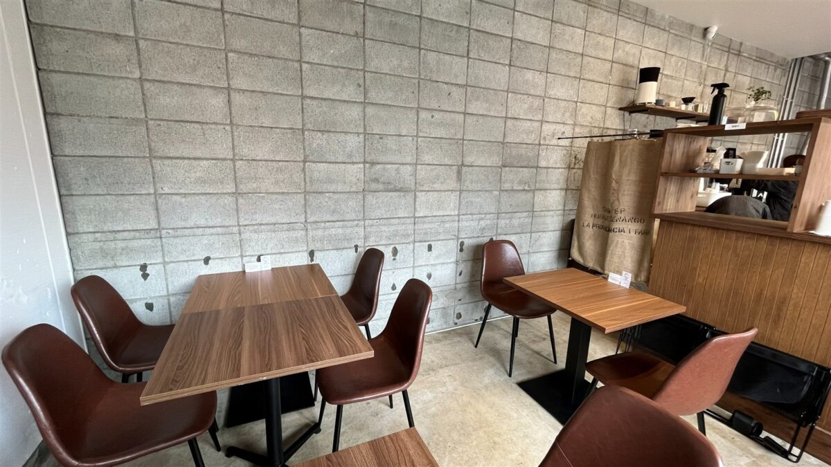 コーヒーの麻袋が飾られた店内の様子