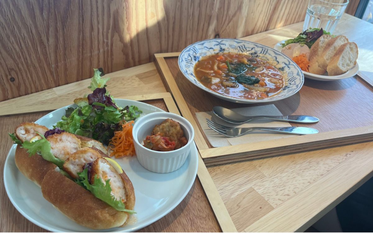 海老カツサンドとミネストローネのランチ