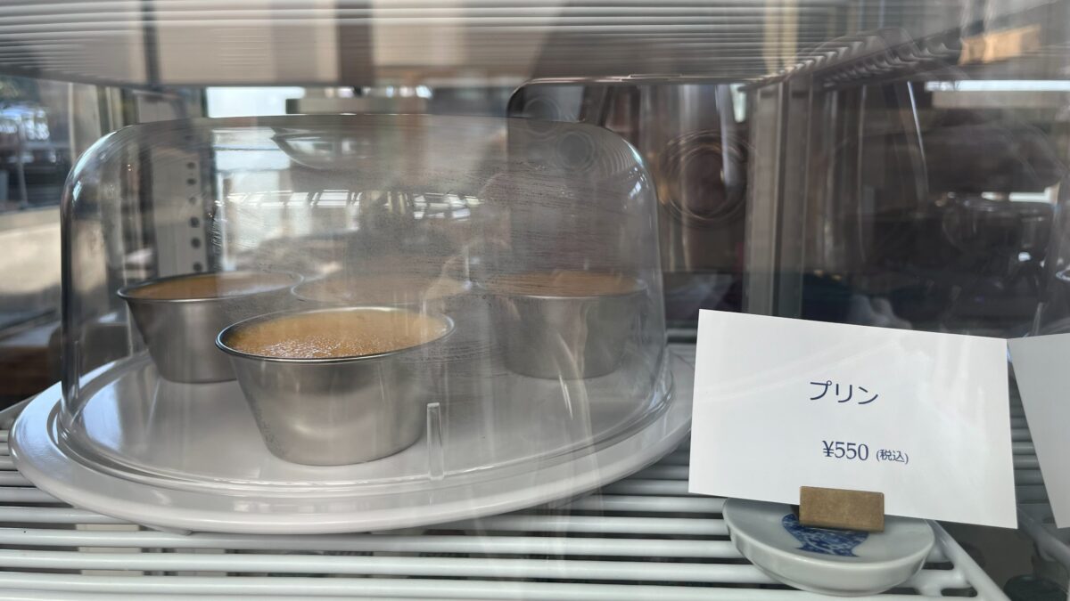 ショーケースに並ぶプリン