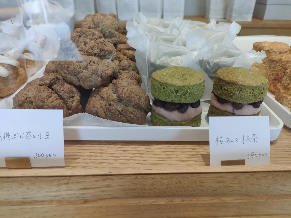 有機ほうじ茶と小豆、桜あんと抹茶のスコーン