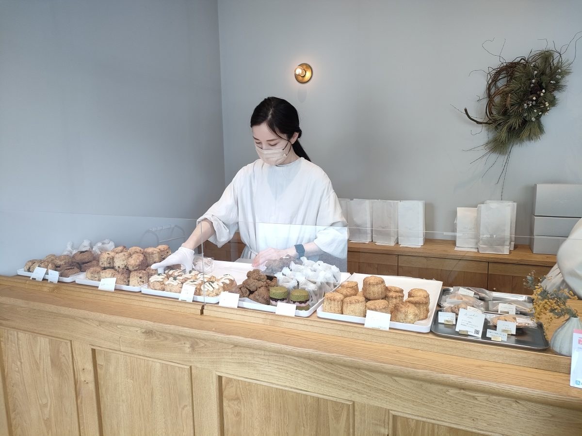 スコーンを袋に詰めるお店の方