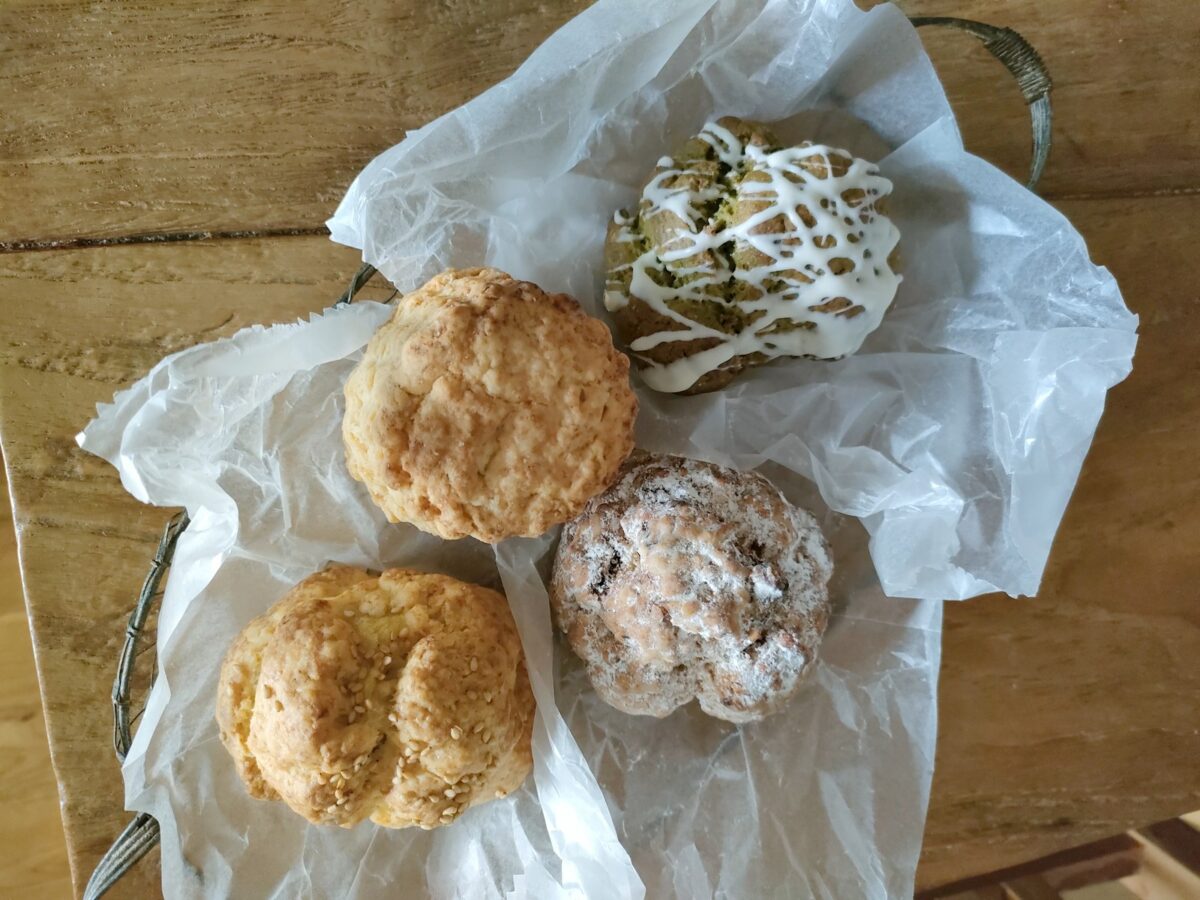 お皿にのせた3種類のスコーン